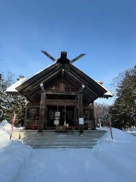南幌神社の{uncategorized: "未分類", other: "その他", undefined: "問題あり", building: "その他建物", grave: "お墓", sacred_gate: "鳥居", guardian: "狛犬", statue: "像", buddha: "仏像", history: "歴史", nature: "自然", garden: "庭園", animal: "動物", pagoda: "塔", temizu: "手水舎", mountain_gate: "山門・神門", sanctuary: "本殿・本堂", subordinate: "末社・摂社", art: "芸術", scenery: "景色", jizo: "地蔵", ema: "絵馬", goshuin: "御朱印", omikuji: "おみくじ", items: "授与品その他", amulet: "お守り", goshuincho: "御朱印帳", eats: "食事", festival: "お祭り", votive_dance: "神楽", shichigosan: "七五三参", wedding: "結婚式", experience: "体験その他", initially: "初詣", around: "周辺", anti_infection: "感染症対策"}