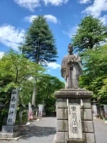 南湖神社の像