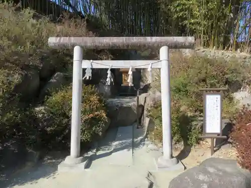 差出磯大嶽山神社 仕事と健康と厄よけの神さまの末社