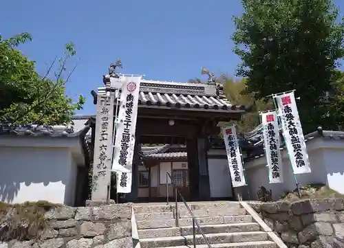 弥勒寺の山門