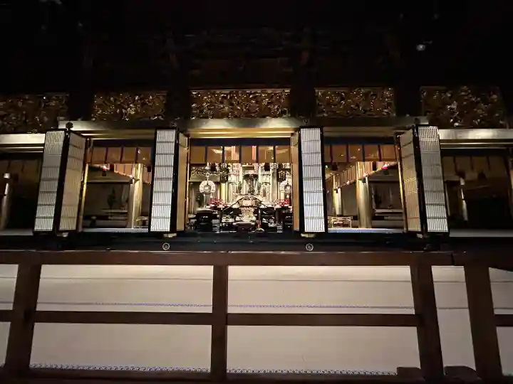 本願寺(西本願寺)の{uncategorized: "未分類", other: "その他", undefined: "問題あり", building: "その他建物", grave: "お墓", sacred_gate: "鳥居", guardian: "狛犬", statue: "像", buddha: "仏像", history: "歴史", nature: "自然", garden: "庭園", animal: "動物", pagoda: "塔", temizu: "手水舎", mountain_gate: "山門・神門", sanctuary: "本殿・本堂", subordinate: "末社・摂社", art: "芸術", scenery: "景色", jizo: "地蔵", ema: "絵馬", goshuin: "御朱印", omikuji: "おみくじ", items: "授与品その他", amulet: "お守り", goshuincho: "御朱印帳", eats: "食事", festival: "お祭り", votive_dance: "神楽", shichigosan: "七五三参", wedding: "結婚式", experience: "体験その他", initially: "初詣", around: "周辺", anti_infection: "感染症対策"}