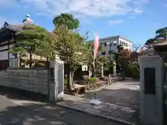 寳藏院の山門