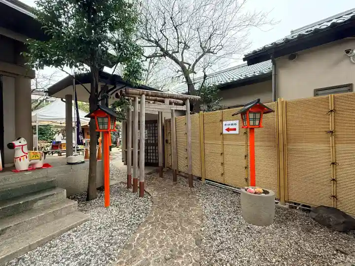 蛇窪神社の{uncategorized: "未分類", other: "その他", undefined: "問題あり", building: "その他建物", grave: "お墓", sacred_gate: "鳥居", guardian: "狛犬", statue: "像", buddha: "仏像", history: "歴史", nature: "自然", garden: "庭園", animal: "動物", pagoda: "塔", temizu: "手水舎", mountain_gate: "山門・神門", sanctuary: "本殿・本堂", subordinate: "末社・摂社", art: "芸術", scenery: "景色", jizo: "地蔵", ema: "絵馬", goshuin: "御朱印", omikuji: "おみくじ", items: "授与品その他", amulet: "お守り", goshuincho: "御朱印帳", eats: "食事", festival: "お祭り", votive_dance: "神楽", shichigosan: "七五三参", wedding: "結婚式", experience: "体験その他", initially: "初詣", around: "周辺", anti_infection: "感染症対策"}