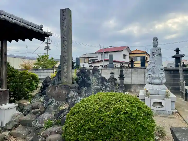 九品寺の{uncategorized: "未分類", other: "その他", undefined: "問題あり", building: "その他建物", grave: "お墓", sacred_gate: "鳥居", guardian: "狛犬", statue: "像", buddha: "仏像", history: "歴史", nature: "自然", garden: "庭園", animal: "動物", pagoda: "塔", temizu: "手水舎", mountain_gate: "山門・神門", sanctuary: "本殿・本堂", subordinate: "末社・摂社", art: "芸術", scenery: "景色", jizo: "地蔵", ema: "絵馬", goshuin: "御朱印", omikuji: "おみくじ", items: "授与品その他", amulet: "お守り", goshuincho: "御朱印帳", eats: "食事", festival: "お祭り", votive_dance: "神楽", shichigosan: "七五三参", wedding: "結婚式", experience: "体験その他", initially: "初詣", around: "周辺", anti_infection: "感染症対策"}