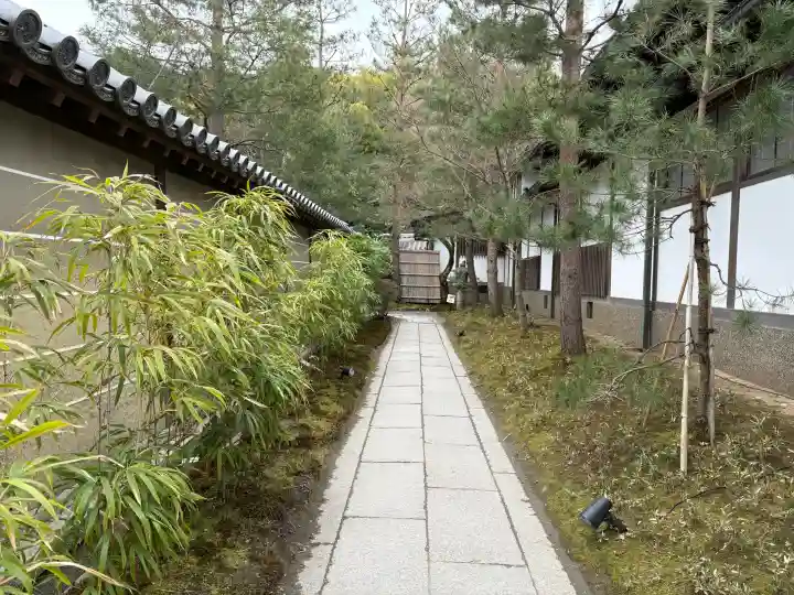 高台寺(高台寿聖禅寺・高臺寺)の{uncategorized: "未分類", other: "その他", undefined: "問題あり", building: "その他建物", grave: "お墓", sacred_gate: "鳥居", guardian: "狛犬", statue: "像", buddha: "仏像", history: "歴史", nature: "自然", garden: "庭園", animal: "動物", pagoda: "塔", temizu: "手水舎", mountain_gate: "山門・神門", sanctuary: "本殿・本堂", subordinate: "末社・摂社", art: "芸術", scenery: "景色", jizo: "地蔵", ema: "絵馬", goshuin: "御朱印", omikuji: "おみくじ", items: "授与品その他", amulet: "お守り", goshuincho: "御朱印帳", eats: "食事", festival: "お祭り", votive_dance: "神楽", shichigosan: "七五三参", wedding: "結婚式", experience: "体験その他", initially: "初詣", around: "周辺", anti_infection: "感染症対策"}