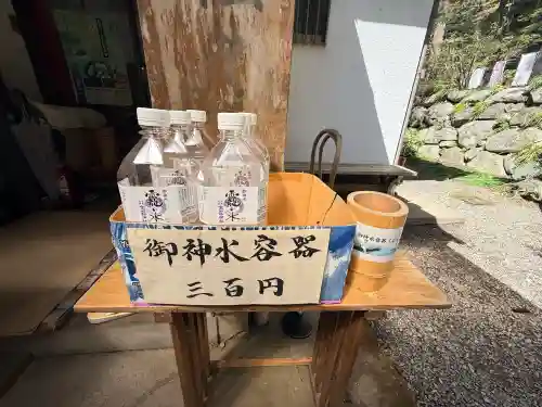 日光大室高龗神社の{uncategorized: "未分類", other: "その他", undefined: "問題あり", building: "その他建物", grave: "お墓", sacred_gate: "鳥居", guardian: "狛犬", statue: "像", buddha: "仏像", history: "歴史", nature: "自然", garden: "庭園", animal: "動物", pagoda: "塔", temizu: "手水舎", mountain_gate: "山門・神門", sanctuary: "本殿・本堂", subordinate: "末社・摂社", art: "芸術", scenery: "景色", jizo: "地蔵", ema: "絵馬", goshuin: "御朱印", omikuji: "おみくじ", items: "授与品その他", amulet: "お守り", goshuincho: "御朱印帳", eats: "食事", festival: "お祭り", votive_dance: "神楽", shichigosan: "七五三参", wedding: "結婚式", experience: "体験その他", initially: "初詣", around: "周辺", anti_infection: "感染症対策"}