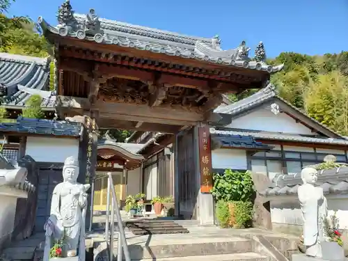 勝龍寺の山門