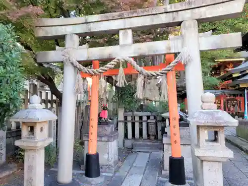 満足稲荷神社の鳥居