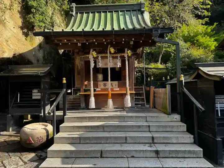 銭洗弁財天宇賀福神社の{uncategorized: "未分類", other: "その他", undefined: "問題あり", building: "その他建物", grave: "お墓", sacred_gate: "鳥居", guardian: "狛犬", statue: "像", buddha: "仏像", history: "歴史", nature: "自然", garden: "庭園", animal: "動物", pagoda: "塔", temizu: "手水舎", mountain_gate: "山門・神門", sanctuary: "本殿・本堂", subordinate: "末社・摂社", art: "芸術", scenery: "景色", jizo: "地蔵", ema: "絵馬", goshuin: "御朱印", omikuji: "おみくじ", items: "授与品その他", amulet: "お守り", goshuincho: "御朱印帳", eats: "食事", festival: "お祭り", votive_dance: "神楽", shichigosan: "七五三参", wedding: "結婚式", experience: "体験その他", initially: "初詣", around: "周辺", anti_infection: "感染症対策"}