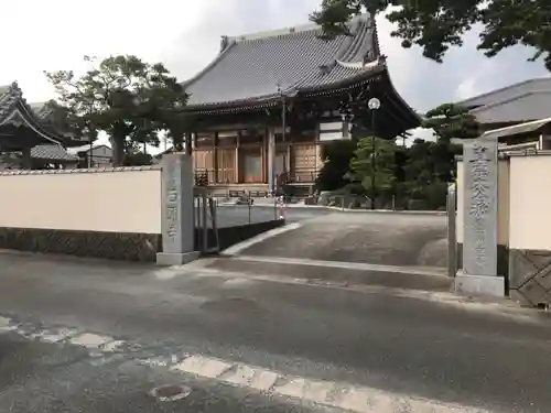 西願寺の山門