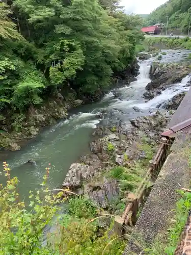 馬門の滝の祠の周辺