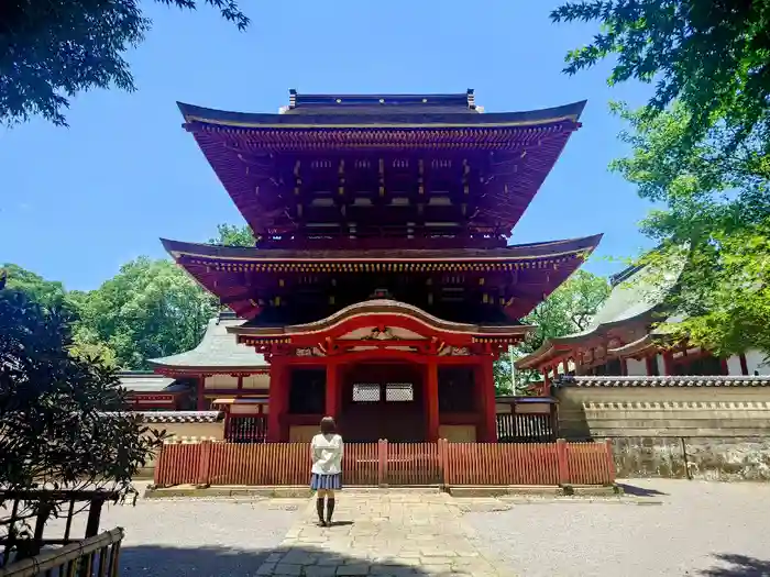 薦神社の山門