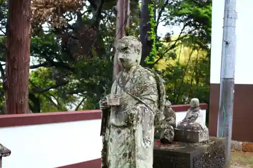 蓮花寺の像