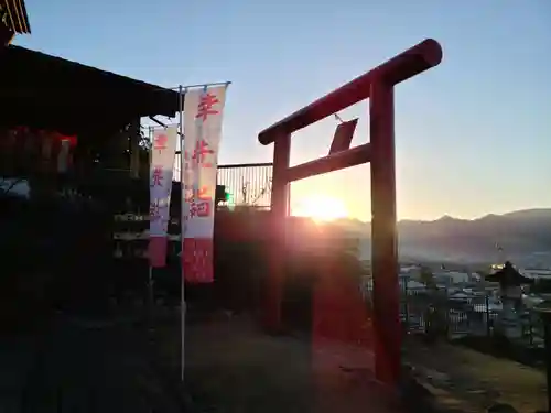 差出磯大嶽山神社 仕事と健康と厄よけの神さまの鳥居