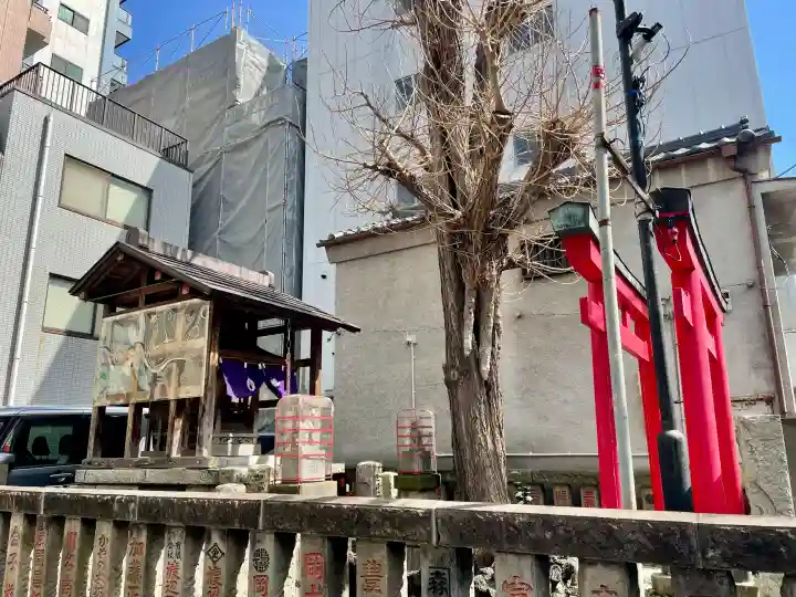 二ツ谷稲荷神社の{uncategorized: "未分類", other: "その他", undefined: "問題あり", building: "その他建物", grave: "お墓", sacred_gate: "鳥居", guardian: "狛犬", statue: "像", buddha: "仏像", history: "歴史", nature: "自然", garden: "庭園", animal: "動物", pagoda: "塔", temizu: "手水舎", mountain_gate: "山門・神門", sanctuary: "本殿・本堂", subordinate: "末社・摂社", art: "芸術", scenery: "景色", jizo: "地蔵", ema: "絵馬", goshuin: "御朱印", omikuji: "おみくじ", items: "授与品その他", amulet: "お守り", goshuincho: "御朱印帳", eats: "食事", festival: "お祭り", votive_dance: "神楽", shichigosan: "七五三参", wedding: "結婚式", experience: "体験その他", initially: "初詣", around: "周辺", anti_infection: "感染症対策"}