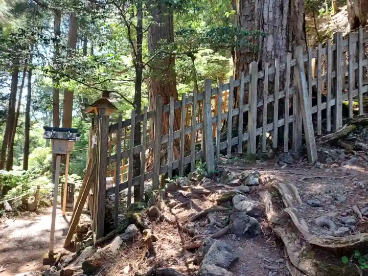 玉置神社の{uncategorized: "未分類", other: "その他", undefined: "問題あり", building: "その他建物", grave: "お墓", sacred_gate: "鳥居", guardian: "狛犬", statue: "像", buddha: "仏像", history: "歴史", nature: "自然", garden: "庭園", animal: "動物", pagoda: "塔", temizu: "手水舎", mountain_gate: "山門・神門", sanctuary: "本殿・本堂", subordinate: "末社・摂社", art: "芸術", scenery: "景色", jizo: "地蔵", ema: "絵馬", goshuin: "御朱印", omikuji: "おみくじ", items: "授与品その他", amulet: "お守り", goshuincho: "御朱印帳", eats: "食事", festival: "お祭り", votive_dance: "神楽", shichigosan: "七五三参", wedding: "結婚式", experience: "体験その他", initially: "初詣", around: "周辺", anti_infection: "感染症対策"}