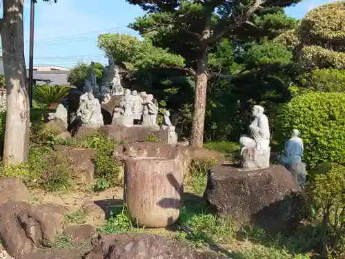 寶持寺の像