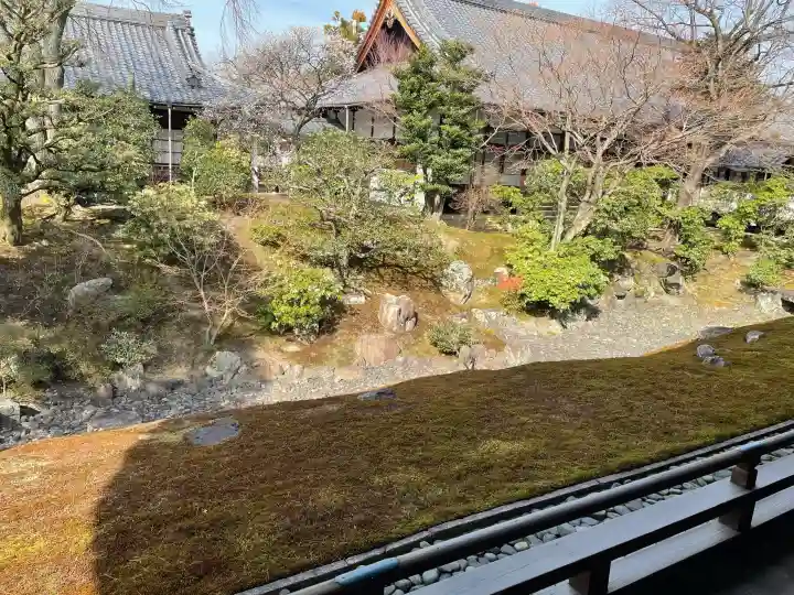 相国寺(相国承天禅寺)の{uncategorized: "未分類", other: "その他", undefined: "問題あり", building: "その他建物", grave: "お墓", sacred_gate: "鳥居", guardian: "狛犬", statue: "像", buddha: "仏像", history: "歴史", nature: "自然", garden: "庭園", animal: "動物", pagoda: "塔", temizu: "手水舎", mountain_gate: "山門・神門", sanctuary: "本殿・本堂", subordinate: "末社・摂社", art: "芸術", scenery: "景色", jizo: "地蔵", ema: "絵馬", goshuin: "御朱印", omikuji: "おみくじ", items: "授与品その他", amulet: "お守り", goshuincho: "御朱印帳", eats: "食事", festival: "お祭り", votive_dance: "神楽", shichigosan: "七五三参", wedding: "結婚式", experience: "体験その他", initially: "初詣", around: "周辺", anti_infection: "感染症対策"}