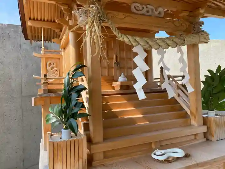 岩国白蛇神社の{uncategorized: "未分類", other: "その他", undefined: "問題あり", building: "その他建物", grave: "お墓", sacred_gate: "鳥居", guardian: "狛犬", statue: "像", buddha: "仏像", history: "歴史", nature: "自然", garden: "庭園", animal: "動物", pagoda: "塔", temizu: "手水舎", mountain_gate: "山門・神門", sanctuary: "本殿・本堂", subordinate: "末社・摂社", art: "芸術", scenery: "景色", jizo: "地蔵", ema: "絵馬", goshuin: "御朱印", omikuji: "おみくじ", items: "授与品その他", amulet: "お守り", goshuincho: "御朱印帳", eats: "食事", festival: "お祭り", votive_dance: "神楽", shichigosan: "七五三参", wedding: "結婚式", experience: "体験その他", initially: "初詣", around: "周辺", anti_infection: "感染症対策"}