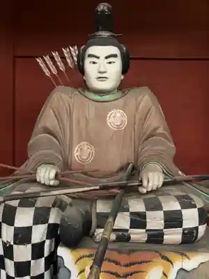 飯野八幡宮の像