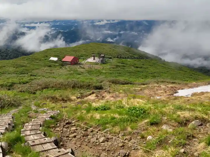 月山神社本宮の周辺