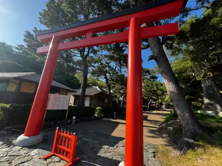 玉津島神社の{uncategorized: "未分類", other: "その他", undefined: "問題あり", building: "その他建物", grave: "お墓", sacred_gate: "鳥居", guardian: "狛犬", statue: "像", buddha: "仏像", history: "歴史", nature: "自然", garden: "庭園", animal: "動物", pagoda: "塔", temizu: "手水舎", mountain_gate: "山門・神門", sanctuary: "本殿・本堂", subordinate: "末社・摂社", art: "芸術", scenery: "景色", jizo: "地蔵", ema: "絵馬", goshuin: "御朱印", omikuji: "おみくじ", items: "授与品その他", amulet: "お守り", goshuincho: "御朱印帳", eats: "食事", festival: "お祭り", votive_dance: "神楽", shichigosan: "七五三参", wedding: "結婚式", experience: "体験その他", initially: "初詣", around: "周辺", anti_infection: "感染症対策"}