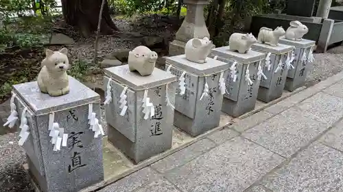 麄香神社の像