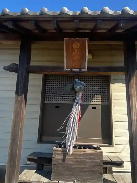 白山神社の本殿