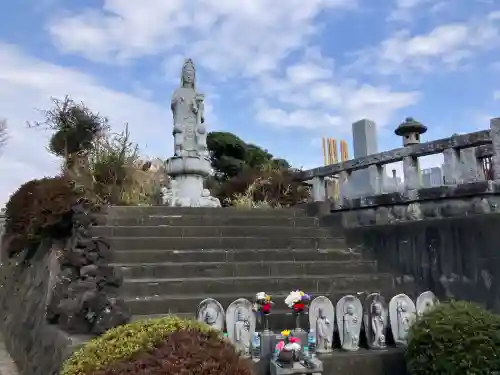 本興寺の{uncategorized: "未分類", other: "その他", undefined: "問題あり", building: "その他建物", grave: "お墓", sacred_gate: "鳥居", guardian: "狛犬", statue: "像", buddha: "仏像", history: "歴史", nature: "自然", garden: "庭園", animal: "動物", pagoda: "塔", temizu: "手水舎", mountain_gate: "山門・神門", sanctuary: "本殿・本堂", subordinate: "末社・摂社", art: "芸術", scenery: "景色", jizo: "地蔵", ema: "絵馬", goshuin: "御朱印", omikuji: "おみくじ", items: "授与品その他", amulet: "お守り", goshuincho: "御朱印帳", eats: "食事", festival: "お祭り", votive_dance: "神楽", shichigosan: "七五三参", wedding: "結婚式", experience: "体験その他", initially: "初詣", around: "周辺", anti_infection: "感染症対策"}
