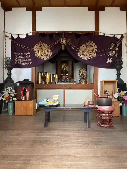 峰薬師堂の本殿・本堂