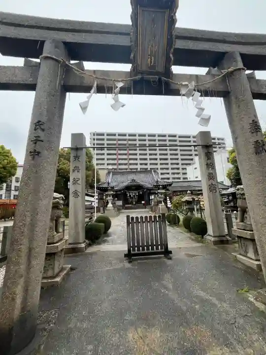 富島神社の{uncategorized: "未分類", other: "その他", undefined: "問題あり", building: "その他建物", grave: "お墓", sacred_gate: "鳥居", guardian: "狛犬", statue: "像", buddha: "仏像", history: "歴史", nature: "自然", garden: "庭園", animal: "動物", pagoda: "塔", temizu: "手水舎", mountain_gate: "山門・神門", sanctuary: "本殿・本堂", subordinate: "末社・摂社", art: "芸術", scenery: "景色", jizo: "地蔵", ema: "絵馬", goshuin: "御朱印", omikuji: "おみくじ", items: "授与品その他", amulet: "お守り", goshuincho: "御朱印帳", eats: "食事", festival: "お祭り", votive_dance: "神楽", shichigosan: "七五三参", wedding: "結婚式", experience: "体験その他", initially: "初詣", around: "周辺", anti_infection: "感染症対策"}