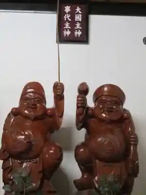 新屋山神社の像