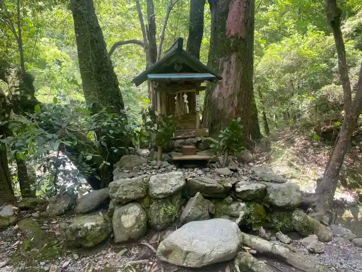 丹生川上神社(中社)の{uncategorized: "未分類", other: "その他", undefined: "問題あり", building: "その他建物", grave: "お墓", sacred_gate: "鳥居", guardian: "狛犬", statue: "像", buddha: "仏像", history: "歴史", nature: "自然", garden: "庭園", animal: "動物", pagoda: "塔", temizu: "手水舎", mountain_gate: "山門・神門", sanctuary: "本殿・本堂", subordinate: "末社・摂社", art: "芸術", scenery: "景色", jizo: "地蔵", ema: "絵馬", goshuin: "御朱印", omikuji: "おみくじ", items: "授与品その他", amulet: "お守り", goshuincho: "御朱印帳", eats: "食事", festival: "お祭り", votive_dance: "神楽", shichigosan: "七五三参", wedding: "結婚式", experience: "体験その他", initially: "初詣", around: "周辺", anti_infection: "感染症対策"}