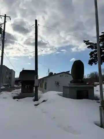平岸神社の{uncategorized: "未分類", other: "その他", undefined: "問題あり", building: "その他建物", grave: "お墓", sacred_gate: "鳥居", guardian: "狛犬", statue: "像", buddha: "仏像", history: "歴史", nature: "自然", garden: "庭園", animal: "動物", pagoda: "塔", temizu: "手水舎", mountain_gate: "山門・神門", sanctuary: "本殿・本堂", subordinate: "末社・摂社", art: "芸術", scenery: "景色", jizo: "地蔵", ema: "絵馬", goshuin: "御朱印", omikuji: "おみくじ", items: "授与品その他", amulet: "お守り", goshuincho: "御朱印帳", eats: "食事", festival: "お祭り", votive_dance: "神楽", shichigosan: "七五三参", wedding: "結婚式", experience: "体験その他", initially: "初詣", around: "周辺", anti_infection: "感染症対策"}