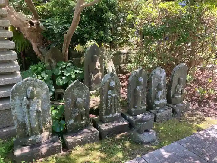 傳福寺【伝福寺】の{uncategorized: "未分類", other: "その他", undefined: "問題あり", building: "その他建物", grave: "お墓", sacred_gate: "鳥居", guardian: "狛犬", statue: "像", buddha: "仏像", history: "歴史", nature: "自然", garden: "庭園", animal: "動物", pagoda: "塔", temizu: "手水舎", mountain_gate: "山門・神門", sanctuary: "本殿・本堂", subordinate: "末社・摂社", art: "芸術", scenery: "景色", jizo: "地蔵", ema: "絵馬", goshuin: "御朱印", omikuji: "おみくじ", items: "授与品その他", amulet: "お守り", goshuincho: "御朱印帳", eats: "食事", festival: "お祭り", votive_dance: "神楽", shichigosan: "七五三参", wedding: "結婚式", experience: "体験その他", initially: "初詣", around: "周辺", anti_infection: "感染症対策"}