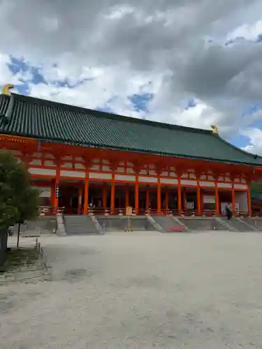平安神宮の{uncategorized: "未分類", other: "その他", undefined: "問題あり", building: "その他建物", grave: "お墓", sacred_gate: "鳥居", guardian: "狛犬", statue: "像", buddha: "仏像", history: "歴史", nature: "自然", garden: "庭園", animal: "動物", pagoda: "塔", temizu: "手水舎", mountain_gate: "山門・神門", sanctuary: "本殿・本堂", subordinate: "末社・摂社", art: "芸術", scenery: "景色", jizo: "地蔵", ema: "絵馬", goshuin: "御朱印", omikuji: "おみくじ", items: "授与品その他", amulet: "お守り", goshuincho: "御朱印帳", eats: "食事", festival: "お祭り", votive_dance: "神楽", shichigosan: "七五三参", wedding: "結婚式", experience: "体験その他", initially: "初詣", around: "周辺", anti_infection: "感染症対策"}