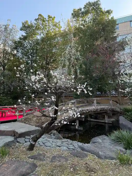 湯島天満宮の{uncategorized: "未分類", other: "その他", undefined: "問題あり", building: "その他建物", grave: "お墓", sacred_gate: "鳥居", guardian: "狛犬", statue: "像", buddha: "仏像", history: "歴史", nature: "自然", garden: "庭園", animal: "動物", pagoda: "塔", temizu: "手水舎", mountain_gate: "山門・神門", sanctuary: "本殿・本堂", subordinate: "末社・摂社", art: "芸術", scenery: "景色", jizo: "地蔵", ema: "絵馬", goshuin: "御朱印", omikuji: "おみくじ", items: "授与品その他", amulet: "お守り", goshuincho: "御朱印帳", eats: "食事", festival: "お祭り", votive_dance: "神楽", shichigosan: "七五三参", wedding: "結婚式", experience: "体験その他", initially: "初詣", around: "周辺", anti_infection: "感染症対策"}