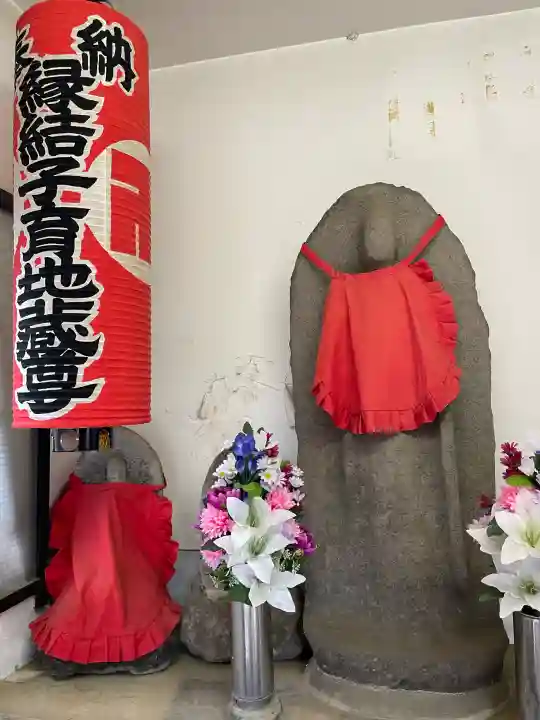 縁結び子育地蔵尊の{uncategorized: "未分類", other: "その他", undefined: "問題あり", building: "その他建物", grave: "お墓", sacred_gate: "鳥居", guardian: "狛犬", statue: "像", buddha: "仏像", history: "歴史", nature: "自然", garden: "庭園", animal: "動物", pagoda: "塔", temizu: "手水舎", mountain_gate: "山門・神門", sanctuary: "本殿・本堂", subordinate: "末社・摂社", art: "芸術", scenery: "景色", jizo: "地蔵", ema: "絵馬", goshuin: "御朱印", omikuji: "おみくじ", items: "授与品その他", amulet: "お守り", goshuincho: "御朱印帳", eats: "食事", festival: "お祭り", votive_dance: "神楽", shichigosan: "七五三参", wedding: "結婚式", experience: "体験その他", initially: "初詣", around: "周辺", anti_infection: "感染症対策"}