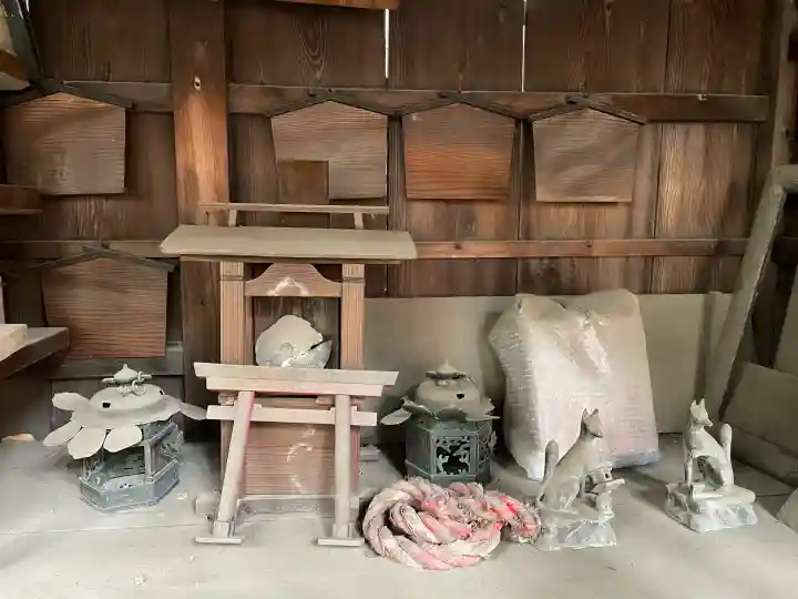 靍護稲荷神社の{uncategorized: "未分類", other: "その他", undefined: "問題あり", building: "その他建物", grave: "お墓", sacred_gate: "鳥居", guardian: "狛犬", statue: "像", buddha: "仏像", history: "歴史", nature: "自然", garden: "庭園", animal: "動物", pagoda: "塔", temizu: "手水舎", mountain_gate: "山門・神門", sanctuary: "本殿・本堂", subordinate: "末社・摂社", art: "芸術", scenery: "景色", jizo: "地蔵", ema: "絵馬", goshuin: "御朱印", omikuji: "おみくじ", items: "授与品その他", amulet: "お守り", goshuincho: "御朱印帳", eats: "食事", festival: "お祭り", votive_dance: "神楽", shichigosan: "七五三参", wedding: "結婚式", experience: "体験その他", initially: "初詣", around: "周辺", anti_infection: "感染症対策"}