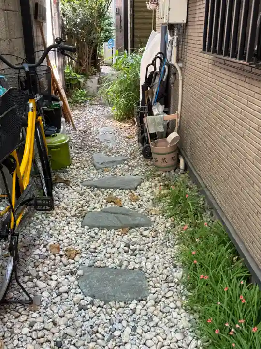 岩亀稲荷社の{uncategorized: "未分類", other: "その他", undefined: "問題あり", building: "その他建物", grave: "お墓", sacred_gate: "鳥居", guardian: "狛犬", statue: "像", buddha: "仏像", history: "歴史", nature: "自然", garden: "庭園", animal: "動物", pagoda: "塔", temizu: "手水舎", mountain_gate: "山門・神門", sanctuary: "本殿・本堂", subordinate: "末社・摂社", art: "芸術", scenery: "景色", jizo: "地蔵", ema: "絵馬", goshuin: "御朱印", omikuji: "おみくじ", items: "授与品その他", amulet: "お守り", goshuincho: "御朱印帳", eats: "食事", festival: "お祭り", votive_dance: "神楽", shichigosan: "七五三参", wedding: "結婚式", experience: "体験その他", initially: "初詣", around: "周辺", anti_infection: "感染症対策"}