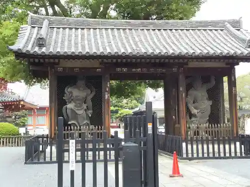 宝仙寺の山門・神門