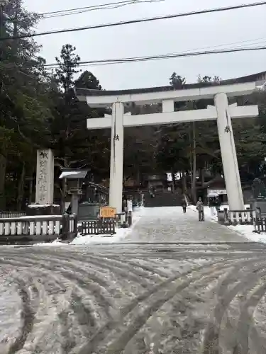 諏訪大社の{uncategorized: "未分類", other: "その他", undefined: "問題あり", building: "その他建物", grave: "お墓", sacred_gate: "鳥居", guardian: "狛犬", statue: "像", buddha: "仏像", history: "歴史", nature: "自然", garden: "庭園", animal: "動物", pagoda: "塔", temizu: "手水舎", mountain_gate: "山門・神門", sanctuary: "本殿・本堂", subordinate: "末社・摂社", art: "芸術", scenery: "景色", jizo: "地蔵", ema: "絵馬", goshuin: "御朱印", omikuji: "おみくじ", items: "授与品その他", amulet: "お守り", goshuincho: "御朱印帳", eats: "食事", festival: "お祭り", votive_dance: "神楽", shichigosan: "七五三参", wedding: "結婚式", experience: "体験その他", initially: "初詣", around: "周辺", anti_infection: "感染症対策"}