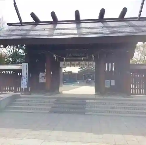 札幌護國神社の山門・神門
