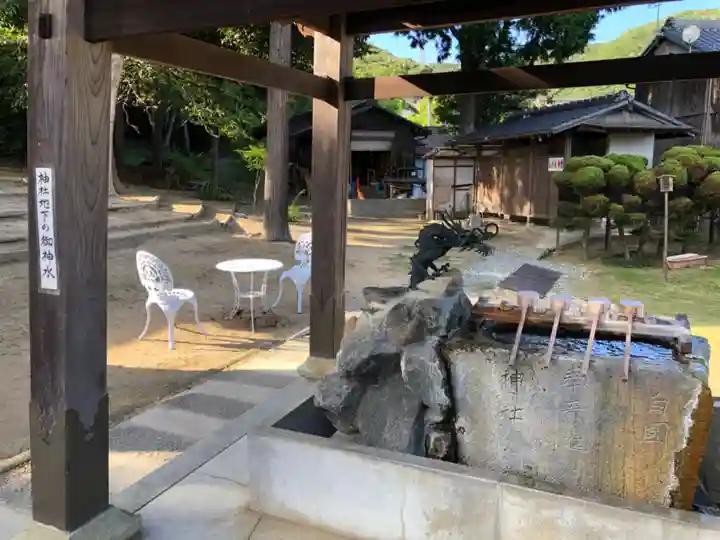 白國神社の手水舎