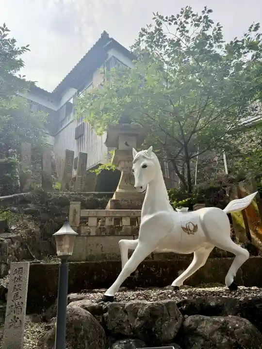 須佐神社の{uncategorized: "未分類", other: "その他", undefined: "問題あり", building: "その他建物", grave: "お墓", sacred_gate: "鳥居", guardian: "狛犬", statue: "像", buddha: "仏像", history: "歴史", nature: "自然", garden: "庭園", animal: "動物", pagoda: "塔", temizu: "手水舎", mountain_gate: "山門・神門", sanctuary: "本殿・本堂", subordinate: "末社・摂社", art: "芸術", scenery: "景色", jizo: "地蔵", ema: "絵馬", goshuin: "御朱印", omikuji: "おみくじ", items: "授与品その他", amulet: "お守り", goshuincho: "御朱印帳", eats: "食事", festival: "お祭り", votive_dance: "神楽", shichigosan: "七五三参", wedding: "結婚式", experience: "体験その他", initially: "初詣", around: "周辺", anti_infection: "感染症対策"}