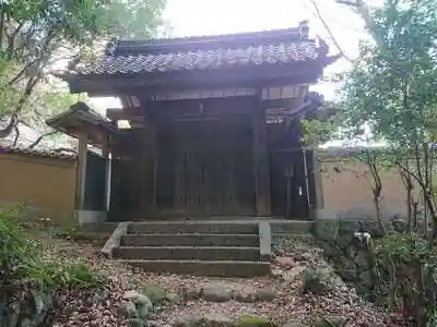 神留寺の山門