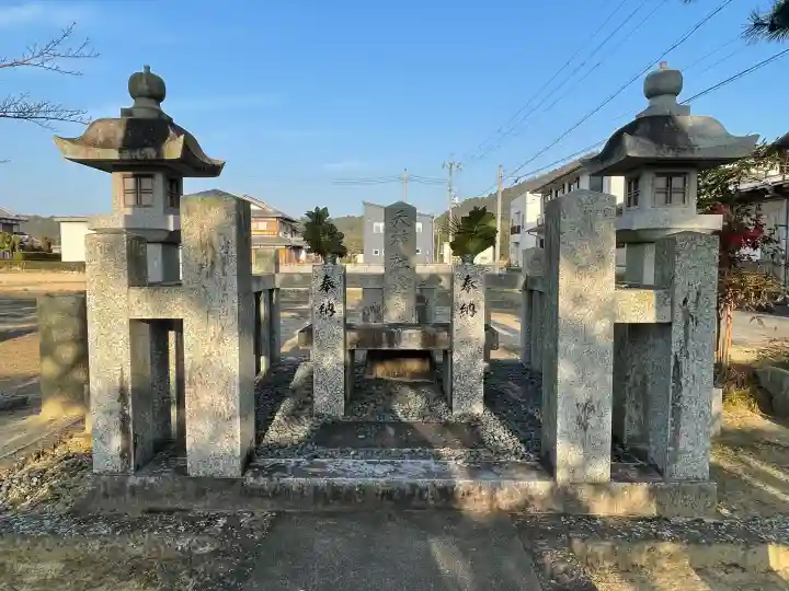 天神社遥拝所の{uncategorized: "未分類", other: "その他", undefined: "問題あり", building: "その他建物", grave: "お墓", sacred_gate: "鳥居", guardian: "狛犬", statue: "像", buddha: "仏像", history: "歴史", nature: "自然", garden: "庭園", animal: "動物", pagoda: "塔", temizu: "手水舎", mountain_gate: "山門・神門", sanctuary: "本殿・本堂", subordinate: "末社・摂社", art: "芸術", scenery: "景色", jizo: "地蔵", ema: "絵馬", goshuin: "御朱印", omikuji: "おみくじ", items: "授与品その他", amulet: "お守り", goshuincho: "御朱印帳", eats: "食事", festival: "お祭り", votive_dance: "神楽", shichigosan: "七五三参", wedding: "結婚式", experience: "体験その他", initially: "初詣", around: "周辺", anti_infection: "感染症対策"}