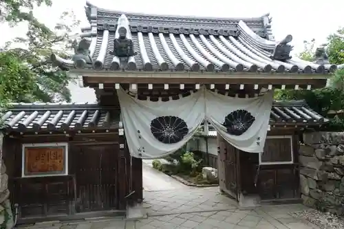 律院の山門・神門