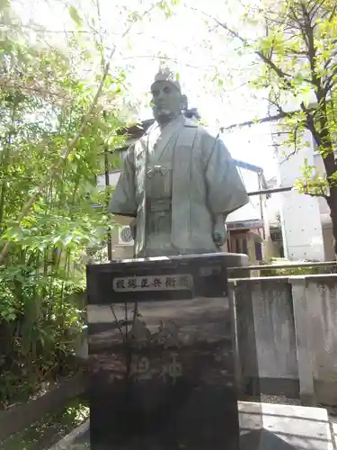 須賀神社の像