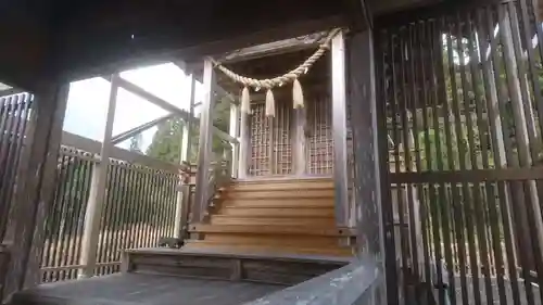 県神社の本殿